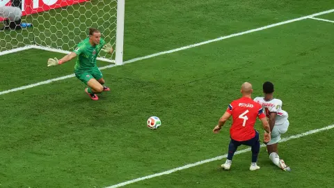 Bellingham lập kỳ tích chưa ai chạm tới từ thời Maradona ở World Cup