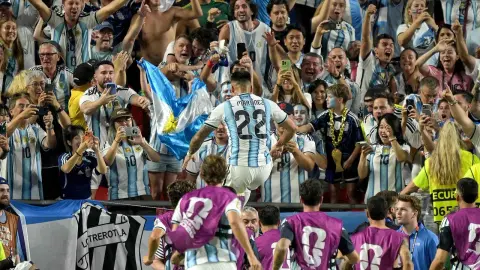Lautaro thoát thẻ vàng thứ hai sau màn ăn mừng trên khán đài, tranh cãi bùng lên quanh Argentina