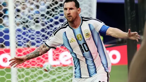 Cựu tuyển thủ Argentina: Bạn không thể bảo vệ được Messi. Câu hỏi này đã được hỏi vô số lần trong nhiều năm (20)