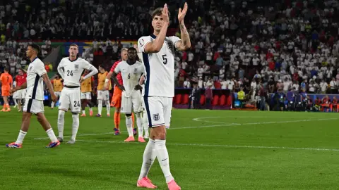 Stones: Riêng tôi rất thích Otamendi và Alvarez và mong được đối đầu với Messi
