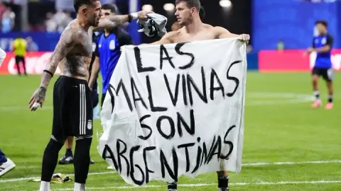 Argentina có nguy cơ bị FIFA xử lý vì biểu ngữ chính trị sau bán kết