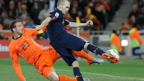 Iniesta bất ngờ khi Pedri mất suất đá chính, đồng thời cảnh báo Tây Ban Nha về Messi