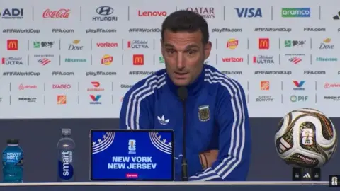 Scaloni trước trận đấu: Nói về cái ôm của Messi | Điều gì khiến Tây Ban Nha lo lắng nhất | Từ bỏ sự mê tín duy nhất