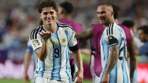 Argentina chốt bộ đôi Messi - Julian Alvarez trên hàng công, chỉ còn hai vị trí bỏ ngỏ