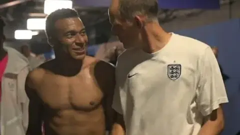 Hargreaves bất ngờ khi Mbappe đổi áo và cười nói lúc Pháp đang thua đậm Anh
