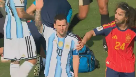 Nhà báo Tây Ban Nha nhắc lại khoảnh khắc Messi phản ứng với Cucurella ở chung kết World Cup
