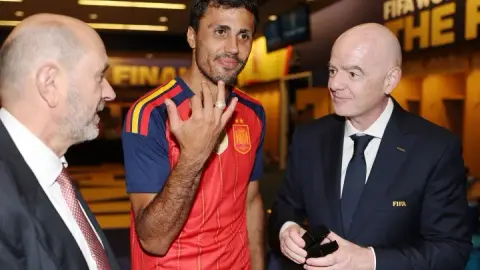 FIFA lần đầu trao nhẫn vô địch World Cup, Rodri đại diện Tây Ban Nha nhận biểu tượng mới