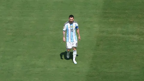 Micah Richards: Messi không một lần chạm bóng trong vòng cấm, Tây Ban Nha đã khóa anh bằng kiểm soát bóng