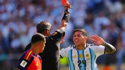 Mirror chỉ trích Argentina chơi rắn ở chung kết: Enzo bị đuổi, Messi cũng vướng tranh cãi