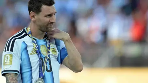Phóng viên: Messi nói với các đồng đội trong phòng thay đồ hôm qua rằng đây là trận đấu cuối cùng của anh với đội tuyển quốc gia.