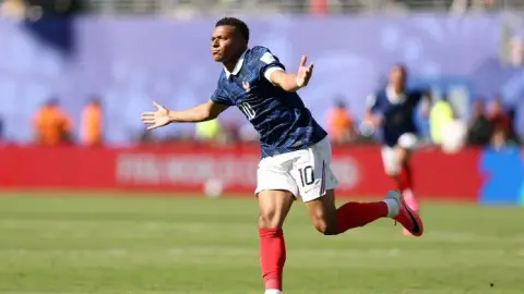 Truyền thông Pháp: Mbappé có thể rời Nike, Adidas và Under Armour đang tích cực theo đuổi anh