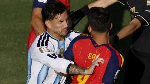 Phóng viên nói về việc Argentina bị FIFA điều tra: Cầu thủ 5 có liên quan, cũng như những khẩu hiệu phân biệt đối xử + biểu ngữ bất hợp pháp