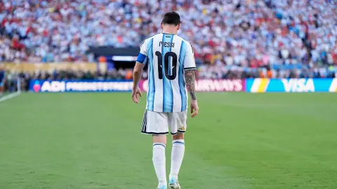 Truyền thông Ả Rập: Đồng đội khuyên Messi về nhà ở cùng bố trong thời gian World Cup nhưng cuối cùng anh chọn ở lại