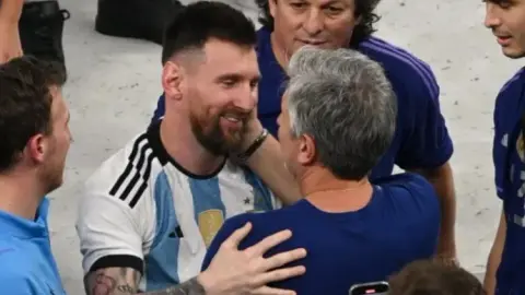 TA: Messi được Jorge giới thiệu với bóng đá Argentina từ khi còn nhỏ và được khuyến khích dấn thân vào con đường chơi bóng.