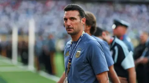 Chuyến thăm đầu tiên sau World Cup! Scaloni: Messi xuất sắc nhất sân, á quân này đáng được ghi nhớ