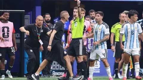 FIFA treo giò 2 trận HLV thủ môn Ai Cập sau thẻ đỏ ở trận gặp Argentina