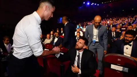 Điểm tin 13/8: Infantino nghiêng về phương án World Cup 64 đội, Ronaldo nhắn Messi mạnh mẽ vượt qua mất mát