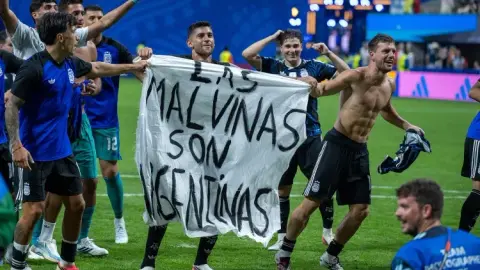 Hiển thị biểu ngữ Falklands + phân biệt đối xử! Quan chức FIFA: Phạt Liên đoàn bóng đá Argentina tổng cộng 32.1 triệu đô la Mỹ