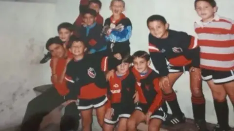 Bạn thơ ấu của Messi xúc động tri ân ngày thủ quân Argentina nói lời chia tay