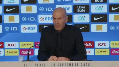 Zidane thử nghiệm 4-3-3 ở buổi tập đầu tiên cùng tuyển Pháp