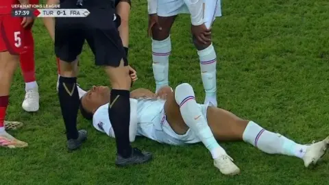 Real Madrid chờ kết quả kiểm tra đầu gối trái của Mbappe