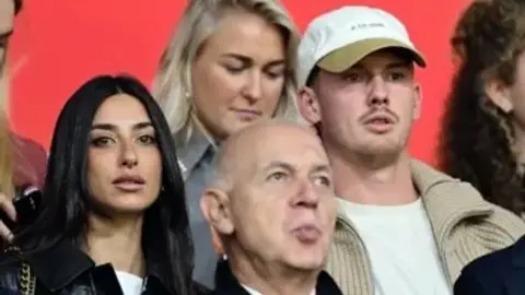 Bild: Brandt xem trực tiếp trận UEFA Nations League của Đức, chờ điện thoại của Klopp
