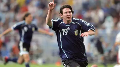 Messi suýt trở thành tuyển thủ Tây Ban Nha? Cựu HLV: Nếu chọn Tây Ban Nha, người Argentina sẽ mắng tôi đến chết