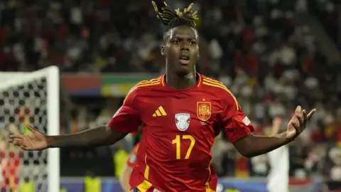 Nico Williams mong Yamal giữ nụ cười và giành Quả bóng Vàng