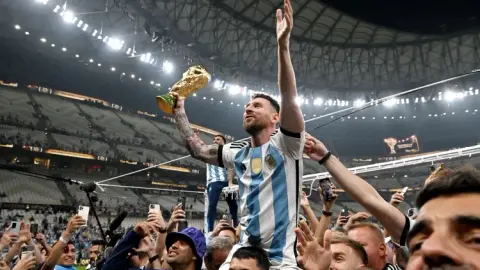 Aguero: Messi xứng đáng với Quả bóng vàng nếu vẫn chơi như ở tuổi 39
