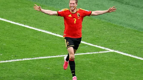 De Bruyne: Lối đá của Van Bommel phù hợp với tôi hơn, Bỉ giờ chú trọng tấn công hơn