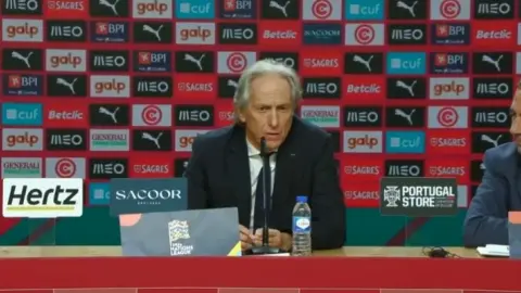 Chúa Giêsu: Tôi có cùng ý tưởng với B Fee; anh ấy nói với Ronaldo rằng anh ấy không thể kết thúc sự nghiệp ở đội tuyển quốc gia trong nước mắt sau trận thua.