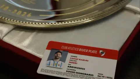Thiết kế thú vị! River Plate chính thức lộ “thẻ căn cước” của Messi: Argentina + viết tắt ngày vô địch World Cup