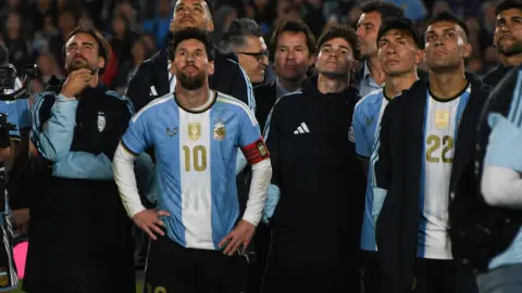 Messi nhận lời tri ân từ khắp làng bóng đá sau trận chia tay Argentina