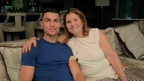 Mẹ Ronaldo: Tôi đã khuyên Ronaldo bình tĩnh nhưng cậu ấy đã quyết định làm vậy rồi. Chúng ta cần phải xoay chuyển tình thế.
