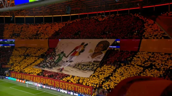 Champions League: Fan Galatasaray chơi TIFO tưởng nhớ người mẹ quá cố của Osimhen cảm động rơi nước mắt