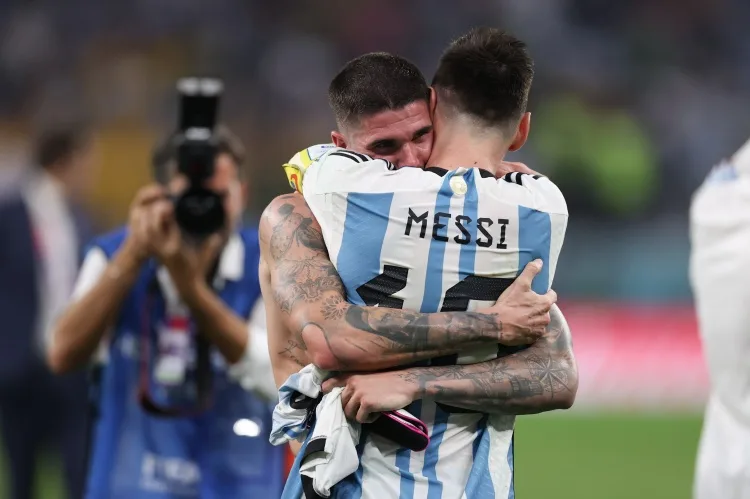 De Paul tiết lộ món quà đặc biệt Messi tặng tuyển Argentina sau World Cup 2022