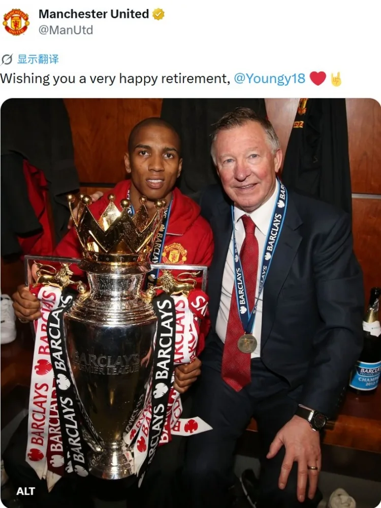 Ashley Young Treo Ủng! Ảnh chụp cùng khung hình chính thức của Manchester United: Chúc bạn nghỉ hưu vui vẻ