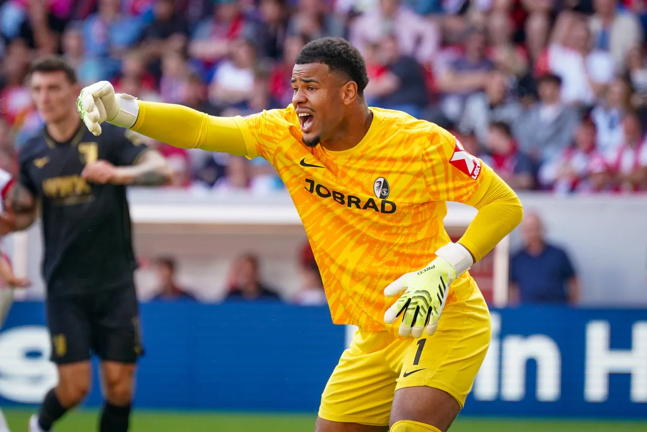 Romano: Premier League và Serie A theo chân thủ môn Artubaru của Freiburg, gần 6/7 quả phạt đền