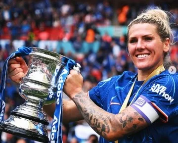Millie Bright giải thích quyết định giải nghệ vì áp lực tinh thần và chấn thương