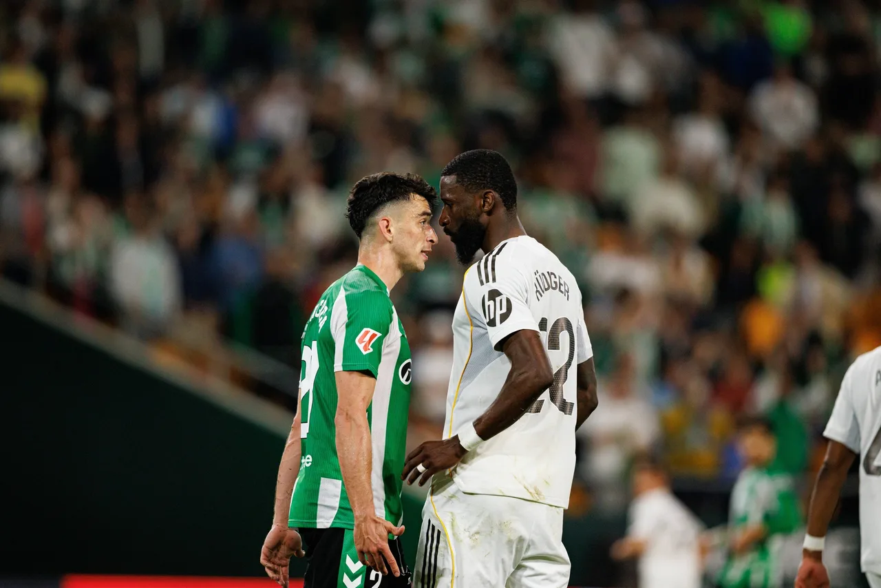 ESPN: Rudiger mâu thuẫn gay gắt với đồng đội cách đây vài tuần và Arbeloa cũng bị đồng đội thẩm vấn