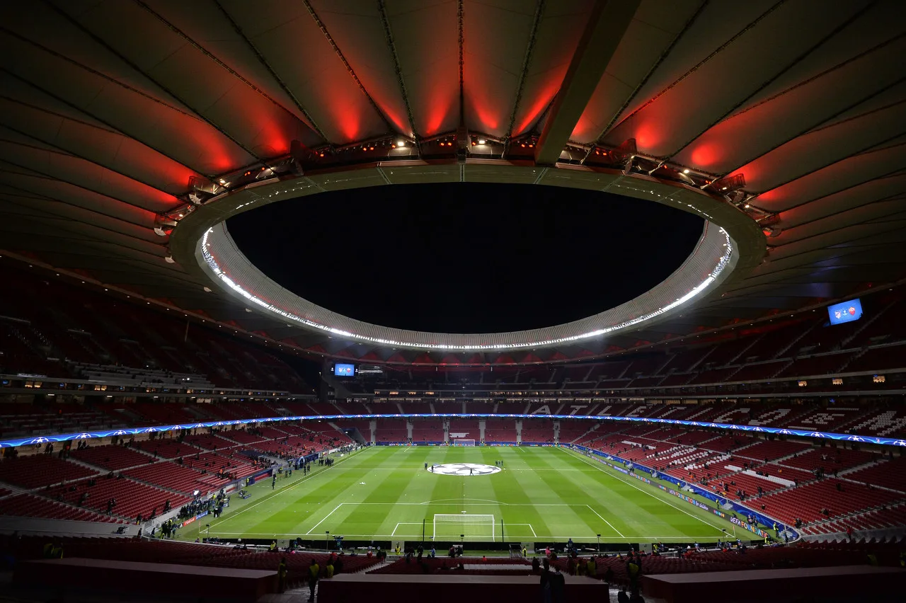 Arsenal có thể khiếu nại UEFA về mặt sân của Atletico