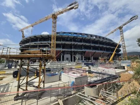 Body: Việc xây dựng Camp Nou tiếp tục và sức chứa dự kiến sẽ tăng lên khoảng 70.000 người vào cuối tháng 9