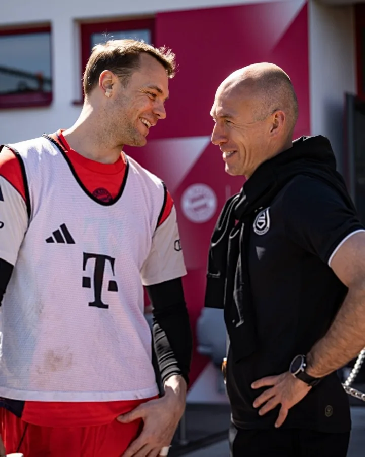 Robben trở lại sân tập Bayern, tái ngộ Neuer đầy cảm xúc