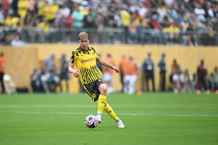 Liverpool, Arsenal và Leeds cùng theo đuổi Daniel Svensson