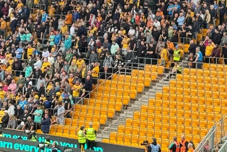 Wolves phải sơ tán một phần khán đài vì sự cố an toàn trong trận gặp Sunderland