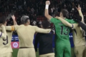 Marca: Các cầu thủ Barcelona ăn mừng cùng người hâm mộ sau trận đấu và bước vào chế độ ăn mừng chiến thắng sớm