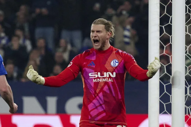 Karius ra sân dù vợ sắp sinh, góp công đưa Schalke trở lại Bundesliga