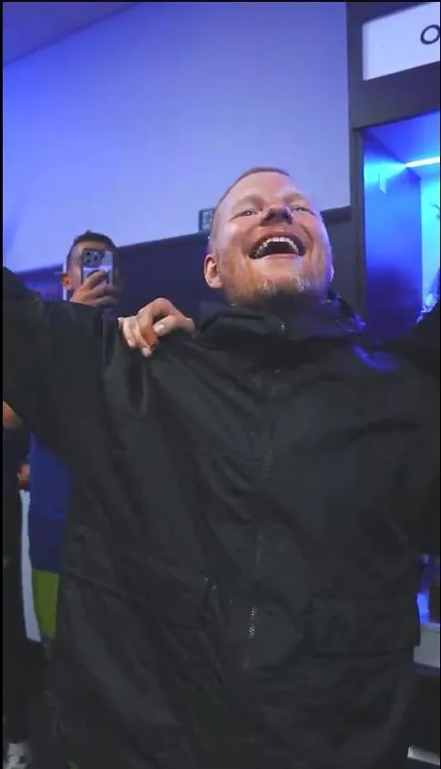 Ed Sheeran vào sân ăn mừng cùng Ipswich sau tấm vé thăng hạng Premier League