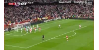 lòng thương xót! Arsenal thực hiện quả phạt góc và Calafiore đánh đầu đưa bóng đi vọt xà ngang.