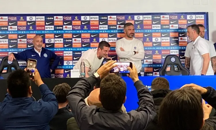 Chivu nhường họp báo sau chức vô địch cho ban huấn luyện Inter